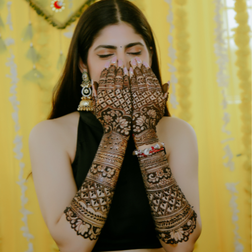 Traditional Mehndi ceremony photography by Shining Studio Weddings